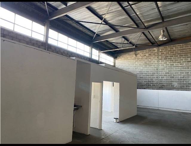400M² WAREHOUSE TO LET IN RETREAT